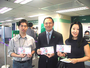 香港郵政署長蔣任宏先生巡視香港銅鑼灣伊利沙伯大廈內的電子證書服務櫃台